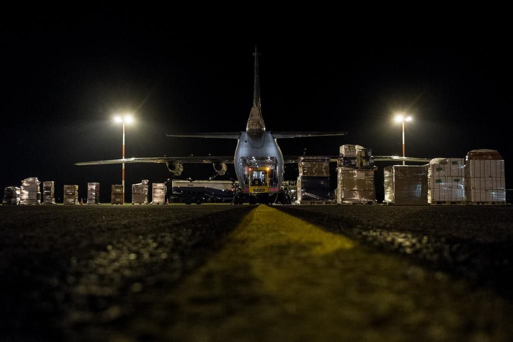 Bruselas. Pocas horas después del paso del tifón, MSF envió nueve aviones con material de ayuda desde sus distintos almacenes internacionales; un material que incluía suministros médicos, tiendas de campaña, kits de higiene y equipos de agua y saneamiento. “Preferimos enviar más material del que sea necesario a enviar de menos, porque lo peor que nos puede pasar es tener a más de 150 especialistas en Filipinas (médicos, sanitarios, especialistas en agua y saneamiento, entre otros) y que no dispongan de herramientas con las que hacer su trabajo”, decía Irene Schiess. © Bruno De Cock