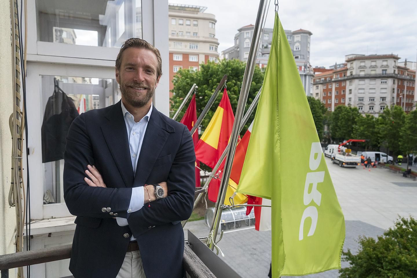 Felipe Piña posa frente a la Plaza del Ayuntamiento de Santander.