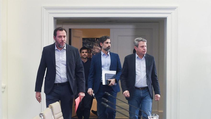 El ministro de Transportes y Movilidad Sostenible, Óscar Puente (i), junto al director de Tráfico de Adif, Ángel García de la Bandera (2d), y al director de Operaciones de Renfe, José Alfonso Gálvez (2i), a su llegada a una rueda de prensa, en el Ministerio de Transportes y Movilidad Sostenible, a 21 de enero de 2026, en Madrid (España).