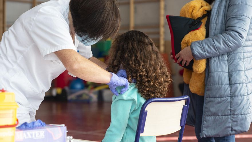 Un momento de la campaña de vacunación en el Ceip Manel García Grau de Castelló.