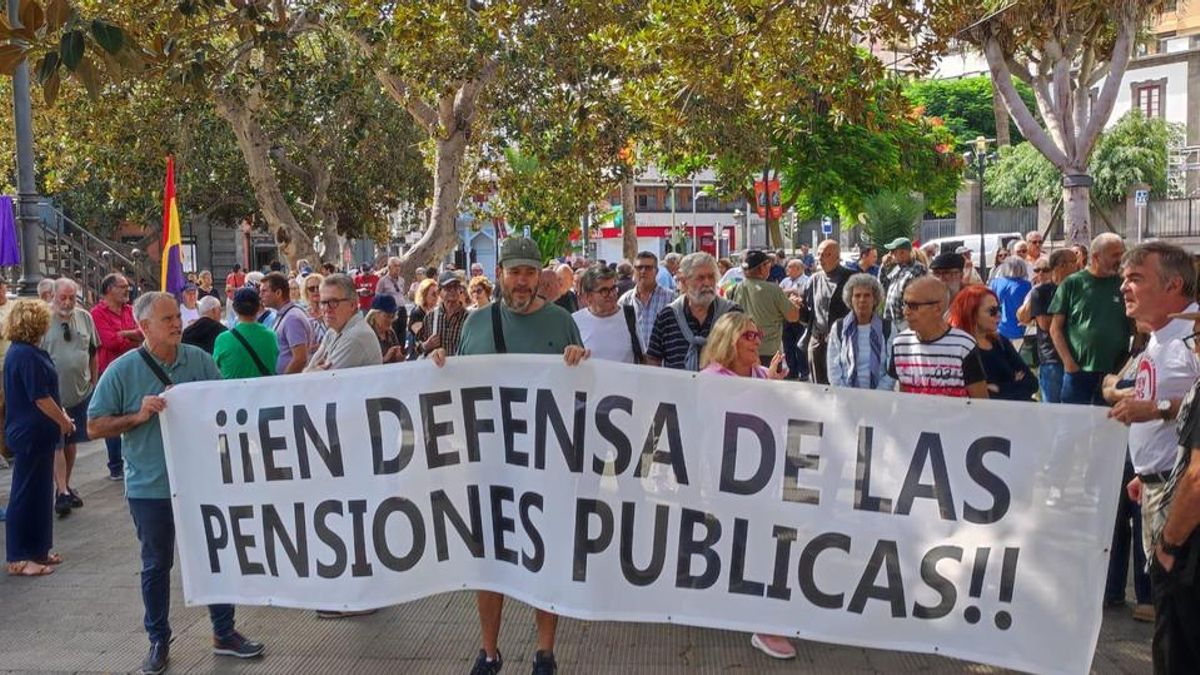 Medio centenar de personas reclaman en Las Palmas la defensa de las pensiones