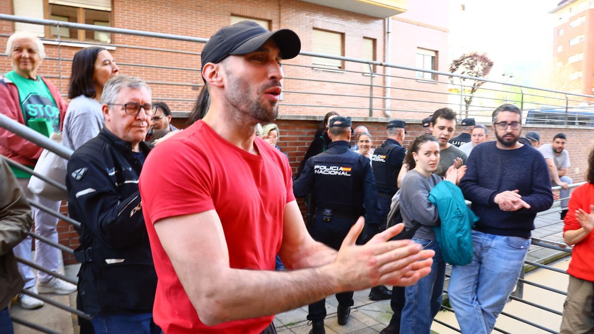 Varios vecinos insuflaron ánimos a la pareja desalojada. Al fondo, agentes de la Policía Nacional que se desplazaron hasta el barrio de Las Campas, en Oviedo/Uviéu.