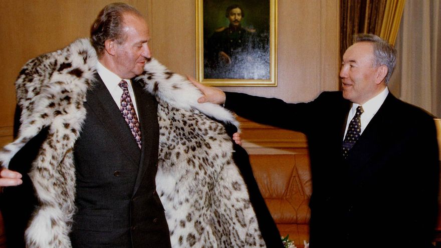 El presidente kazajo, Nursultan Nazarbayev, regala el abrigo de piel al rey D.Juan Carlos I durante su vista al país asiático en 1998