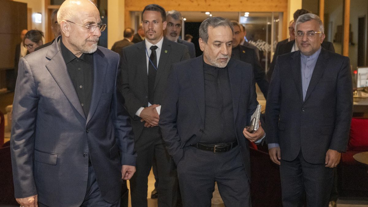 El presidente del Parlamento de Irán, Mohamad Baqer Qalibaf (izq), y el ministro de Asuntos Exteriores de Irán, Abás Araqchí (centro), asisten a una reunión en Suiza este domingo 21 de junio de 2026. 