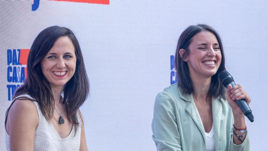 (I-D) La secretaria general de Podemos, Ione Belarra, la secretaria política de Podemos y eurodiputada, Irene Montero, durante el acto ‘Paz, casa, trabajo’ organizado por Podemos, en Espacio Larra, a 12 de septiembre de 2026, en Madrid (España).