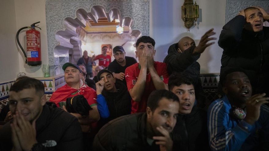 Aficionados marroquíes viendo la semifinal del Mundial de Qatar.