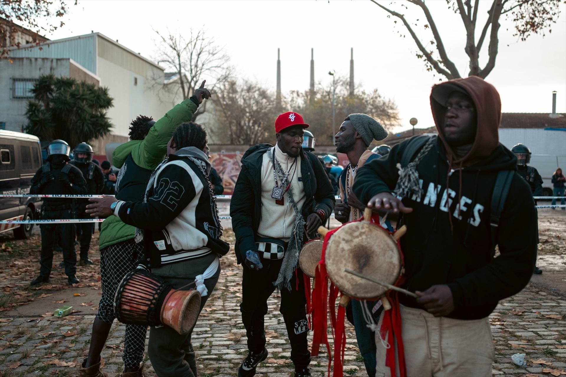 Las imágenes del desalojo de 400 personas en Badalona