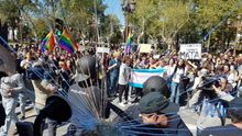 HazteOir recurrirá el archivo de la querella contra los que "apedrearon" su autobús en la capital