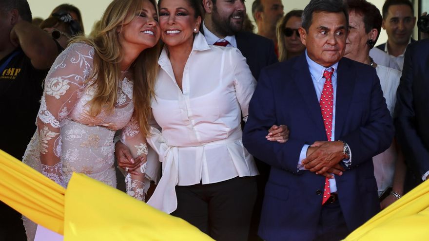 Isabel Pantoja y Cristina Tárrega en un acto de una marca de cosmética