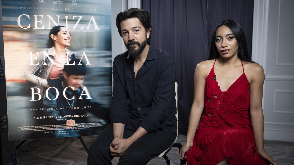 El director mexicano Diego Luna posa junto a la actriz Anna Díaz posa este sábado durante una entrevista concedida a EFE en el marco del Festival de Cine de San Sebastián, donde presentan su película 'Ceniza en la boca', que compite en la sección Horizontes Latinos de la 74 edición del certamen. EFE/Javier Etxezarreta