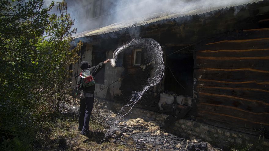 Tras la inspección de efectivos de la Policía Federal Argentina (PFA) al predio del ex Hotel Mascardi, hubo un incendio que los miembros de la comunidad mapuche Lof Lafken Winkul intentaron apagar. 