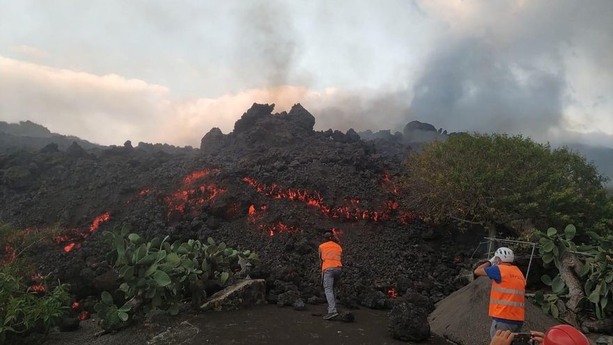 Técnicos del Instituto Volcanológico de Canarias (Involcán) toman muestras de las coladas de lava del nuevo volcán de La Palma para realizar análisis petrológicos. EFE/Involcán SOLO USO EDITORIAL/NO VENTAS