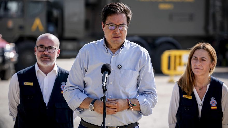 El ministro para la Transformación Digital y de la Función Pública, Óscar López, atiende a los medios durante una visita al Puesto de Mando Avanzado (PMA), a 29 de julio de 2026, en Navalcarnero, Madrid (España). A. Pérez Meca / Europa Press