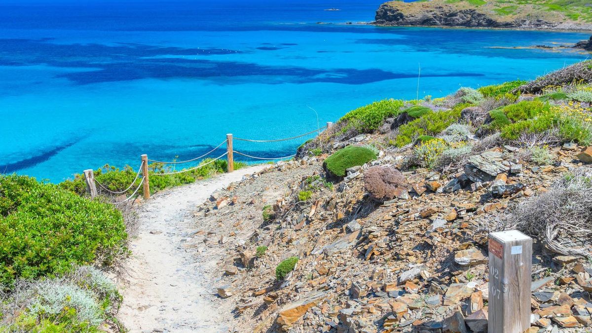 Una ruta de senderismo que se asoma al mar.