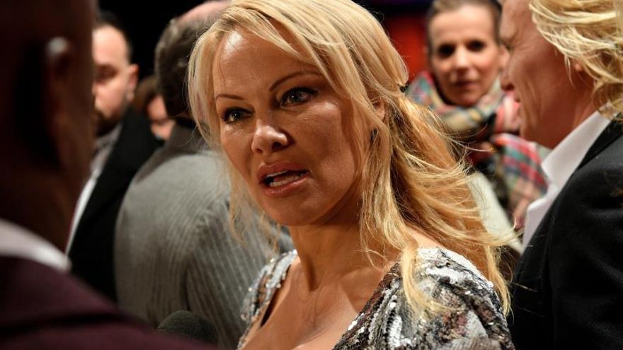 Pamela Anderson describe su relación con Assange como una "lucha romántica"