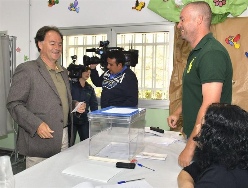 Javier Morales, candidato de Coalición Canaria (CC) a las elecciones europeas, durante su votación en el colegio electoral de El Mocanal - El Hierro