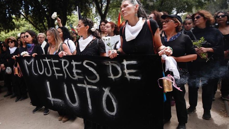 Miles de personas, en su mayoría mujeres, marchan este viernes de forma pacífica por Santiago (Chile).