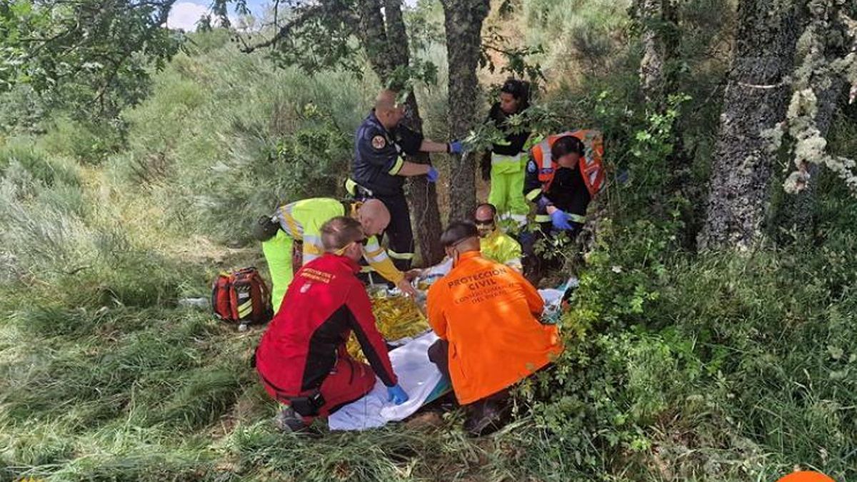 Primeras antenciones en el lugar donde fue localizado el octogenario desaparecido en La Maluenga.