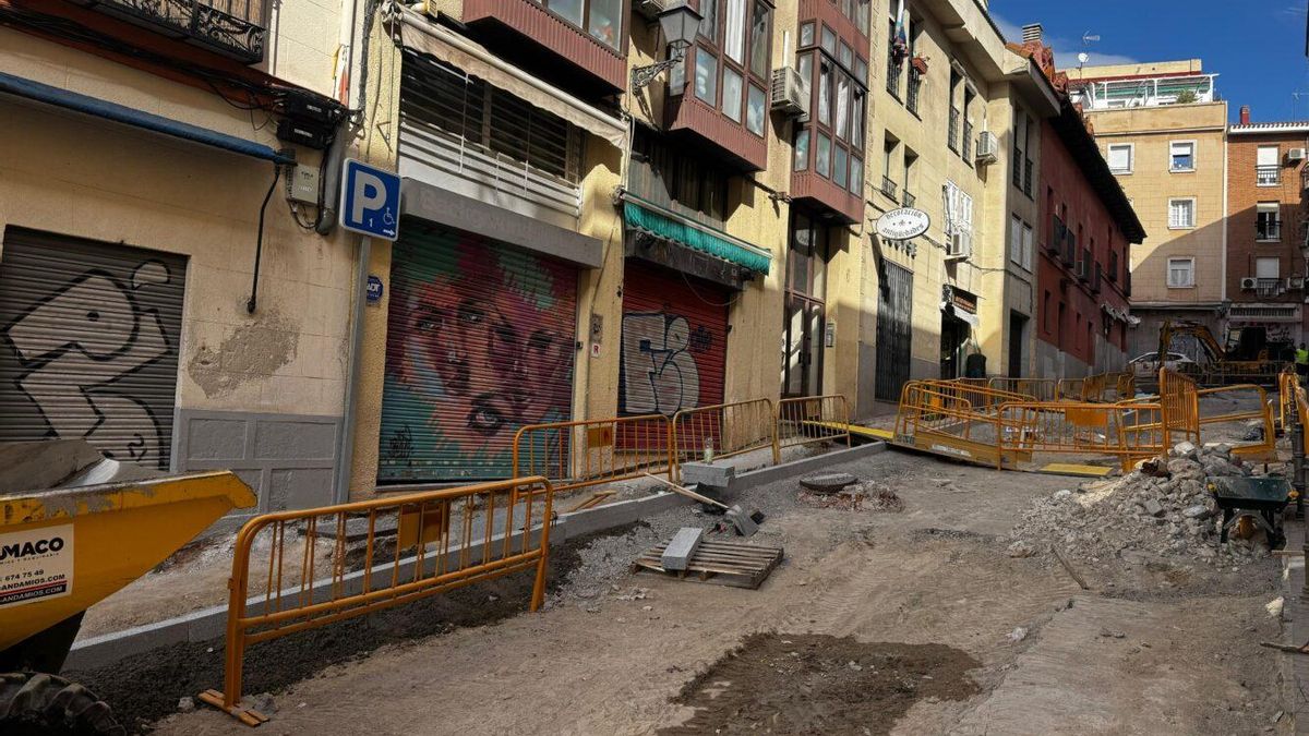 Obras para mejorar el paso y quitar bordillos en la calle más empinada del Rastro
