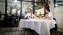 El presidente francés, Emmanuel Macron, y el primer ministro holandés, Mark Rutte, en La Haya el 24 por la noche.