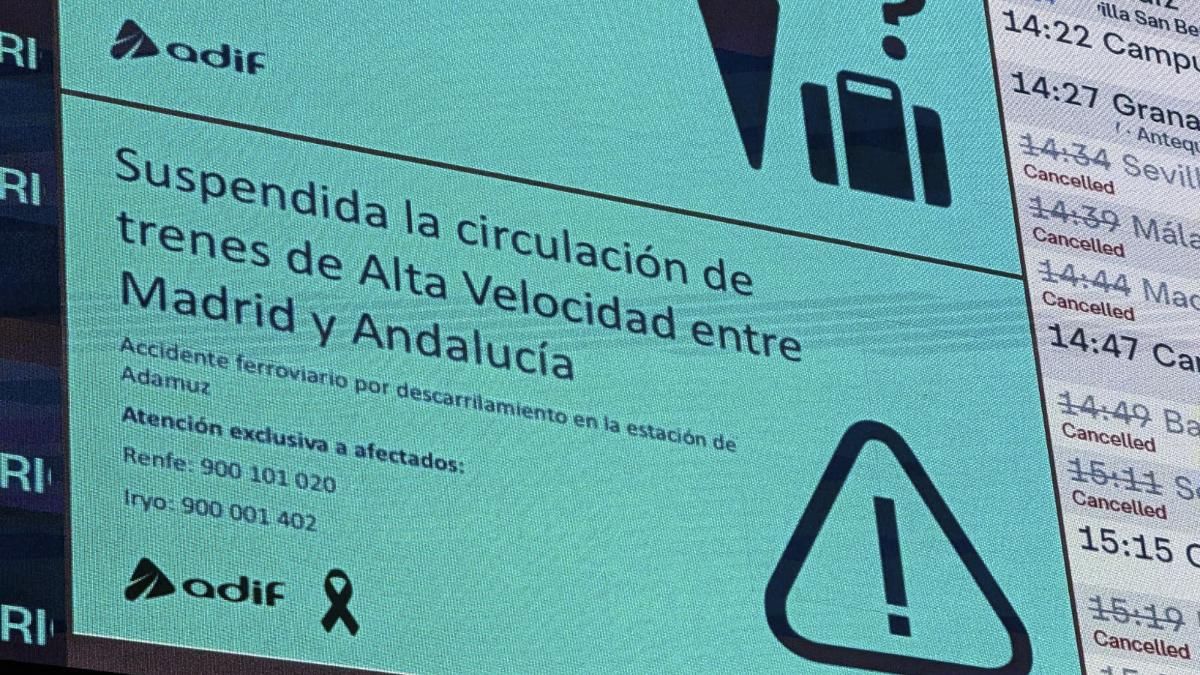 Información en las pantallas sobre la suspensión de trenes en la estación de Córdoba