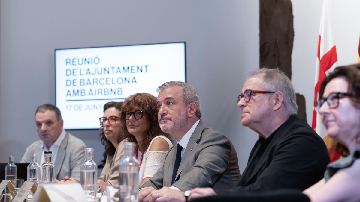 Barcelona endurece la guerra contra Airbnb: "Vamos contra quien pone pisos sin licencia a disposición de los turistas"