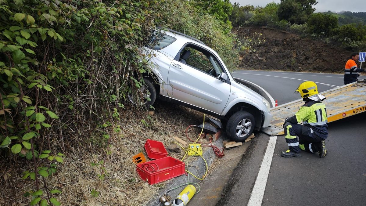 Vehículo  que se salió de la vía en la carretera LP-3 (La Cumbre) este domingo.