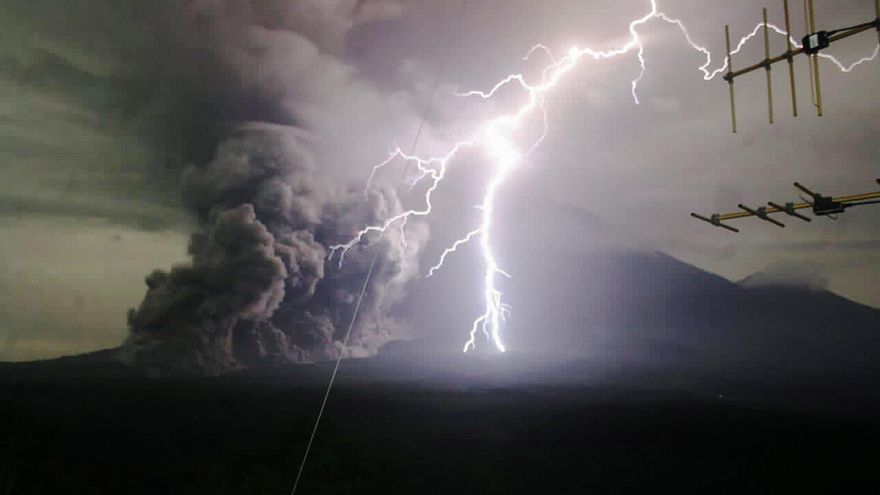 El volcán indonesio Semeru expulsa una columna de humo de hasta 2.000 metros