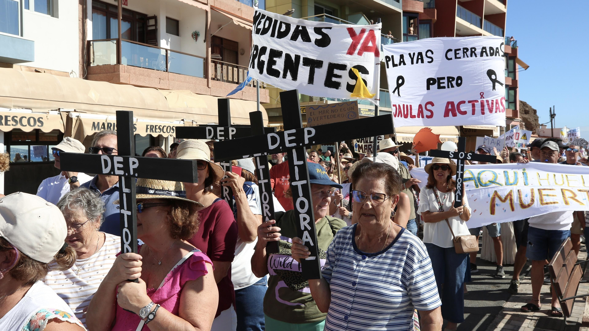 Manifestación en Melenara contra los vertidos: "Esto huele a muerto"