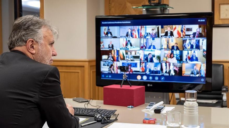 El presidente de Canarias, Ángel Víctor Torres, durante una videoconferencia con Pedro Sánchez y el resto de presidentes autonómicos