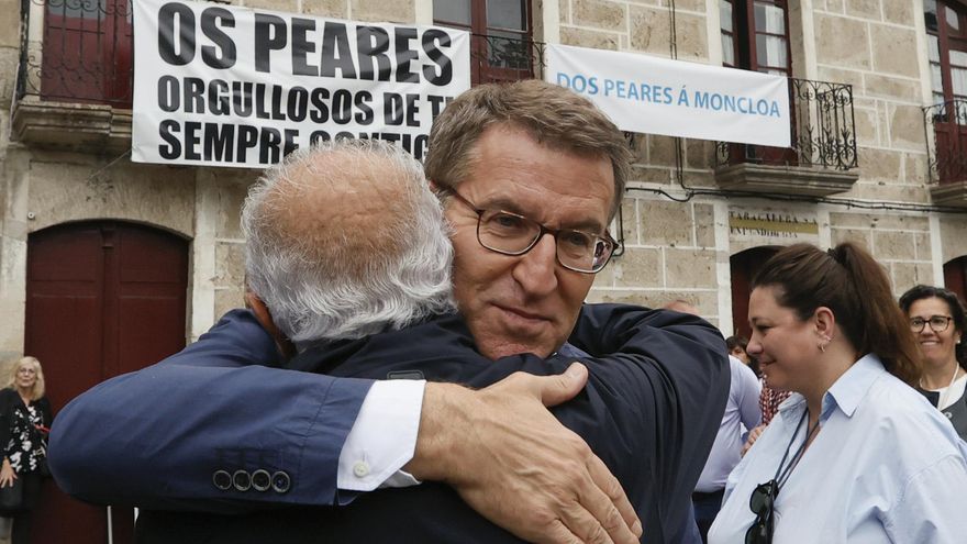 El candidato del PP a las elecciones generales, Alberto Núñez Feijóo, abraza a un vecino a su llegada a la casa familar, en su pueblo natal, Os Peares, Ourense, esta mañana en el comienzo de campaña para las elecciones generales. EFE/ Lavandeira