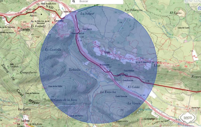 Zona de afección para evitar posibles riesgos tras la fuga de gas propano de un camión que ha volcado desde la A-8 a la N 632, a la altura del concejo asturiano de Colunga.
