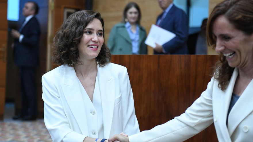 Mónica García saluda a Isabel Díaz Ayuso a su llegada a la Asamblea de Madrid