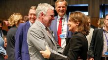El secretario de Estado alemán de Medio Ambiente, Jochen Flasbarth, conversa con la ministra española para la Transición Ecológica, Teresa Ribera, antes del Consejo de titulares de Medio Ambiente que se celebra este martes en Luxemburgo.