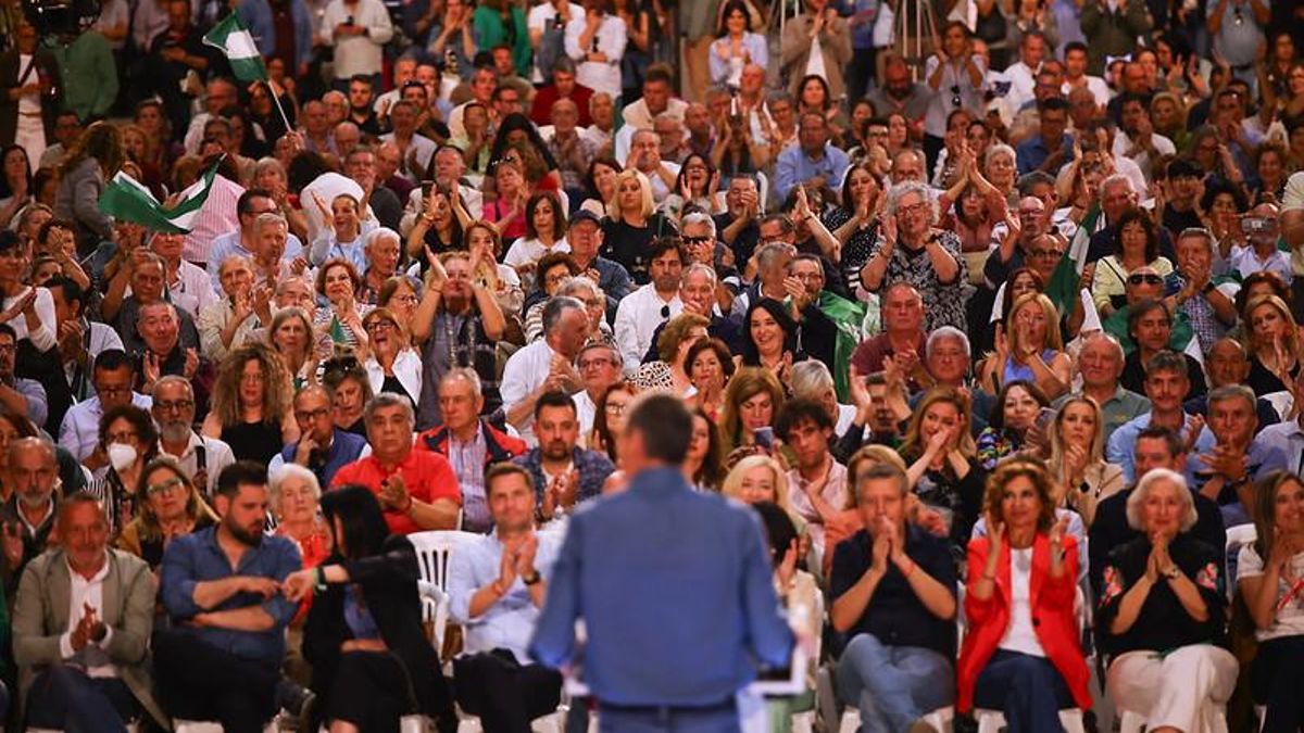 Pedro Sánchez interviene en el cierre de campaña de María Jesús Montero, en un acto con unos 3.000 simpatizantes del PSOE, en Sevilla.