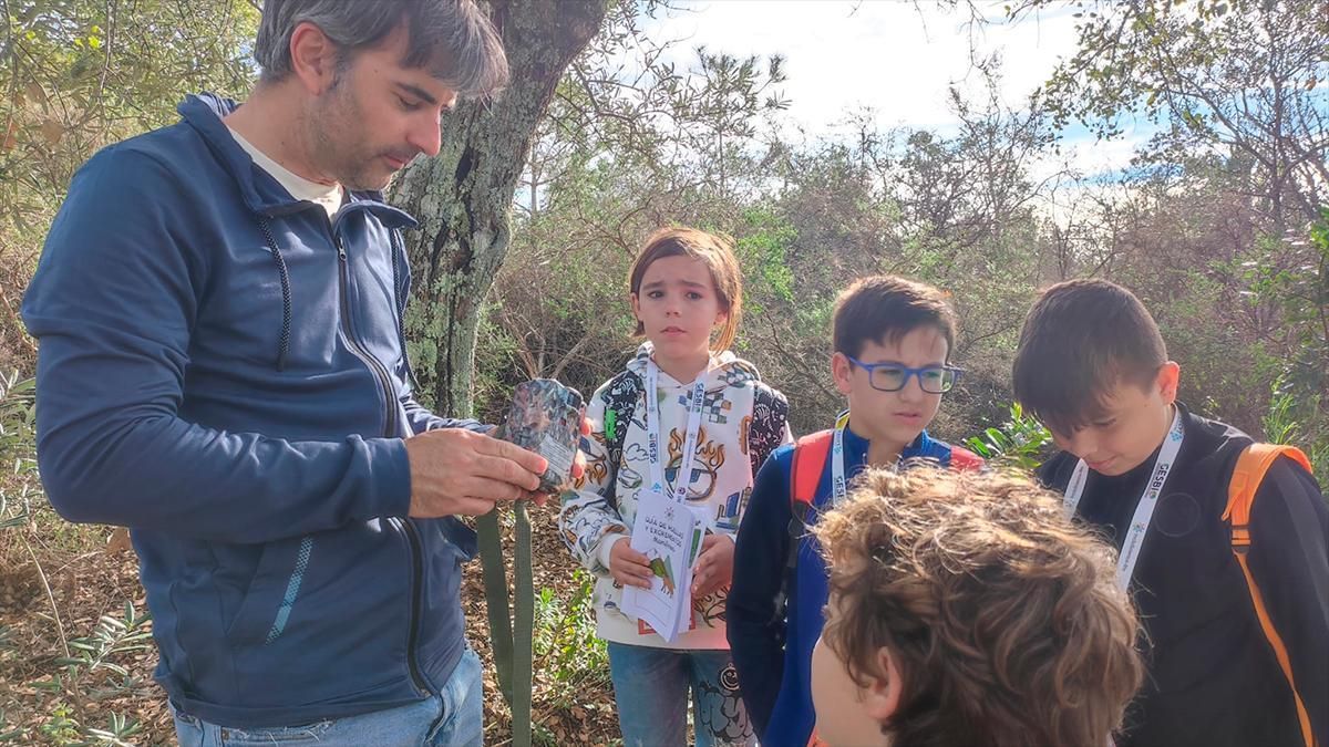 Escolares del CEIP Tirso de Molina conocen una cámara de foto-trampeo para detectar animales en el campo.