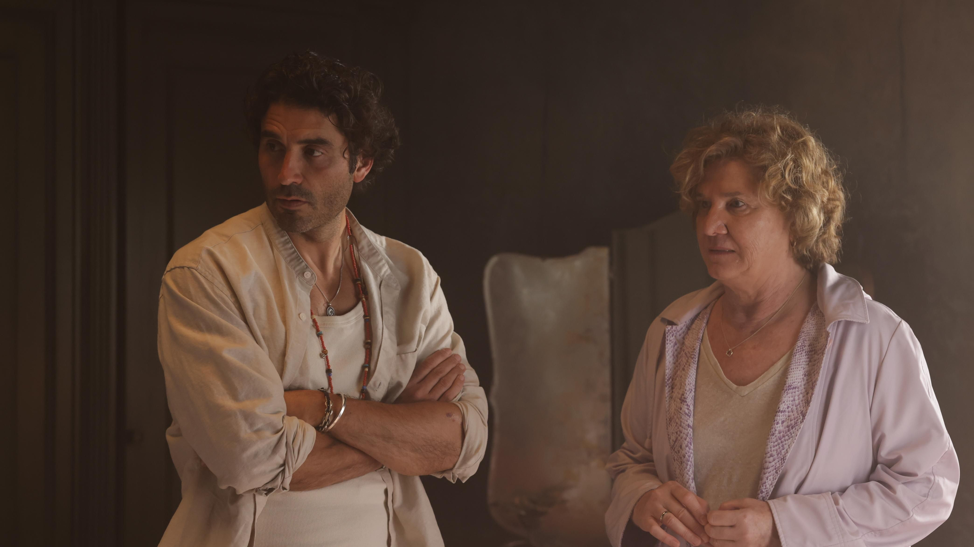 Disney+ lanza las primeras imágenes y anuncia el reparto de su nueva serie: parece 'Solo asesinatos en el edificio', pero no