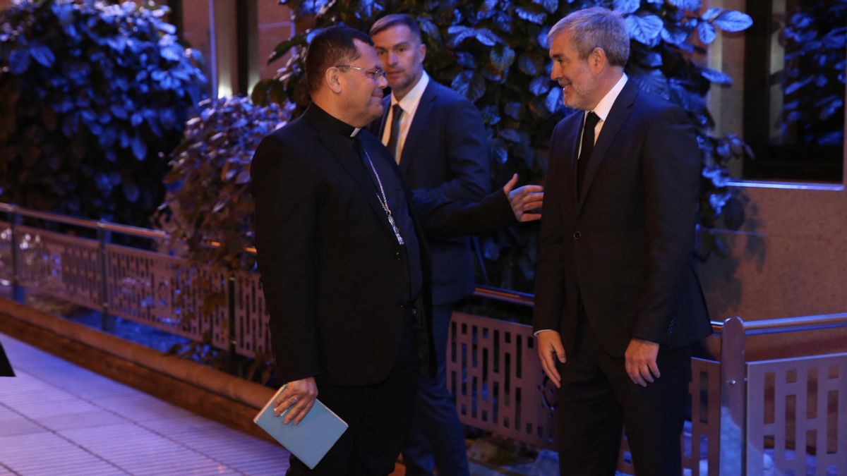 Clavijo en el velatorio de Lorenzo Olarte