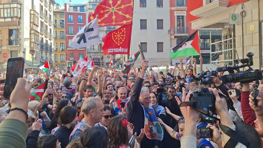 Miles de personas se suman a la Korrika a su paso por Navarra y el alcalde de Pamplona toma el testigo