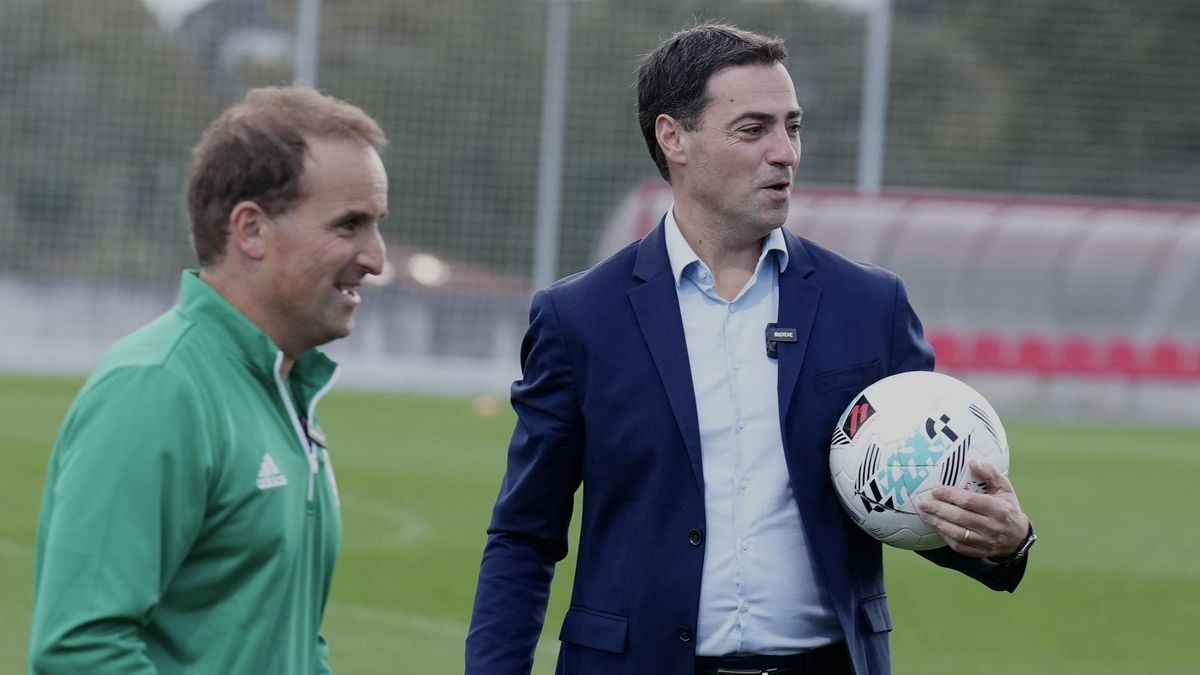 El lehendakari, Imanol Pradales, con el entrenador de la Euskal Selekzioa antes del partido contra Palestina