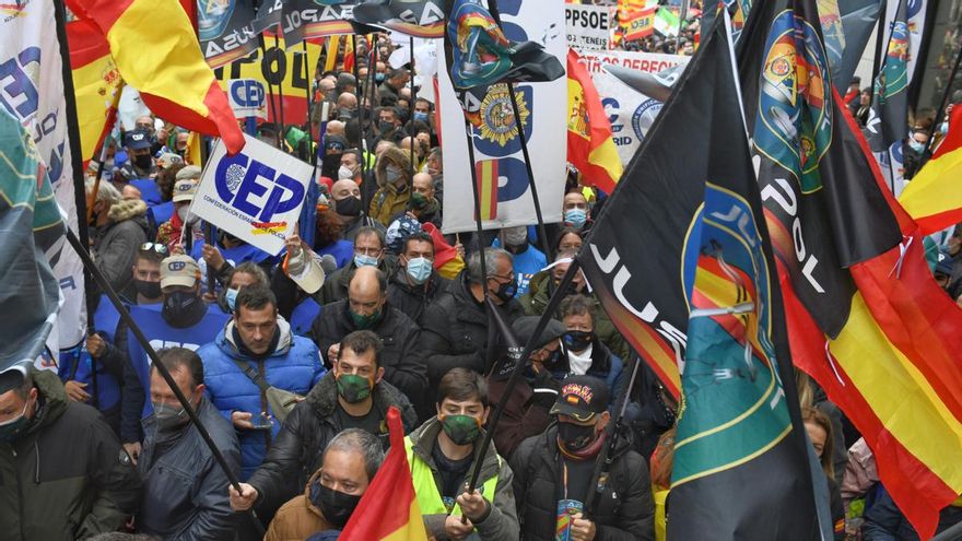 Miles de policías y guardias civiles marchan contra la reforma de la 'Ley Mordaza' arropados por la derecha