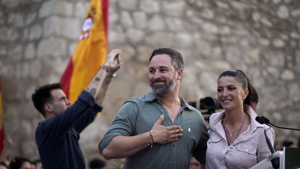 El presidente nacional de Vox, Santiago Abascal, junto a Macarena Olona.