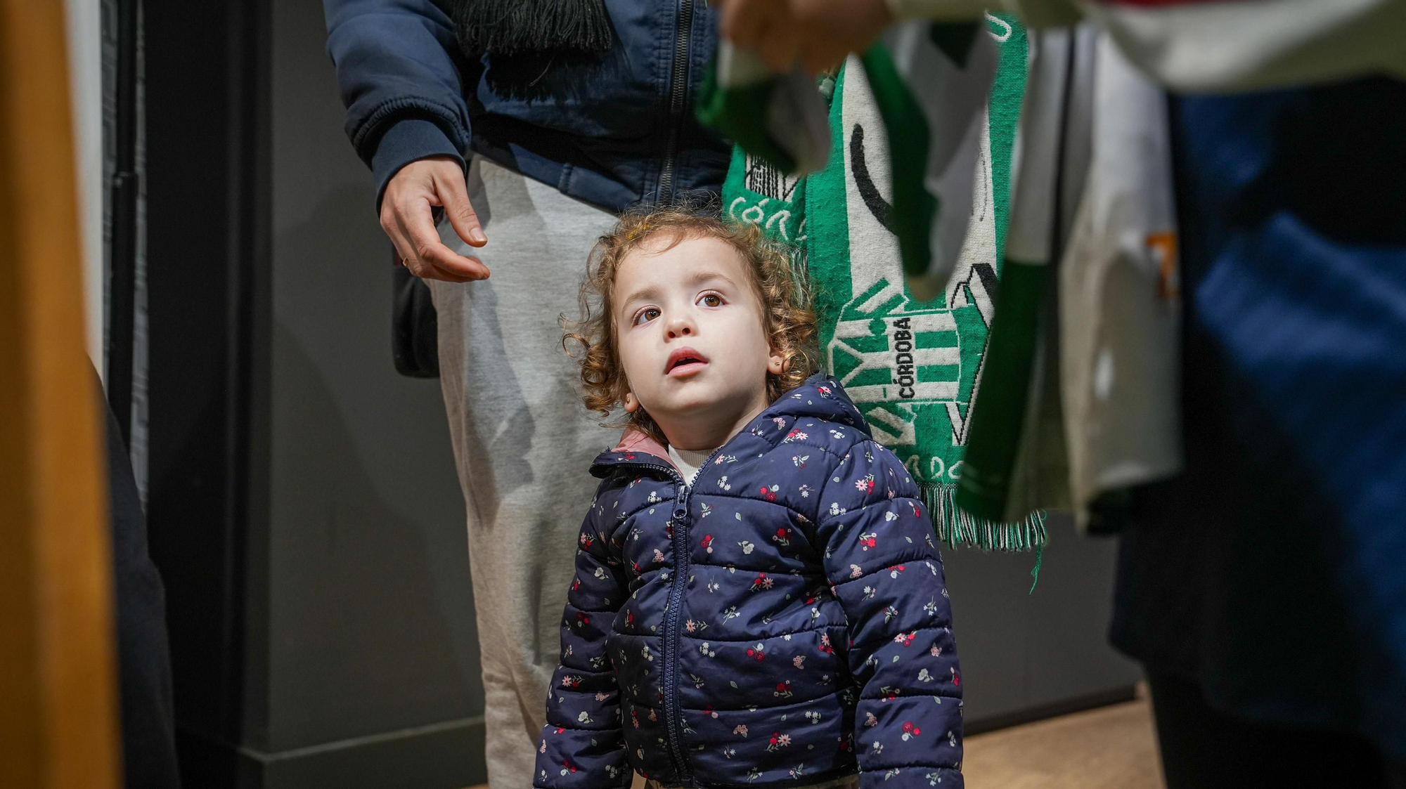 Mikel Goti e íker Álvarez firman autógrafos a los aficionados del Córdoba CF
