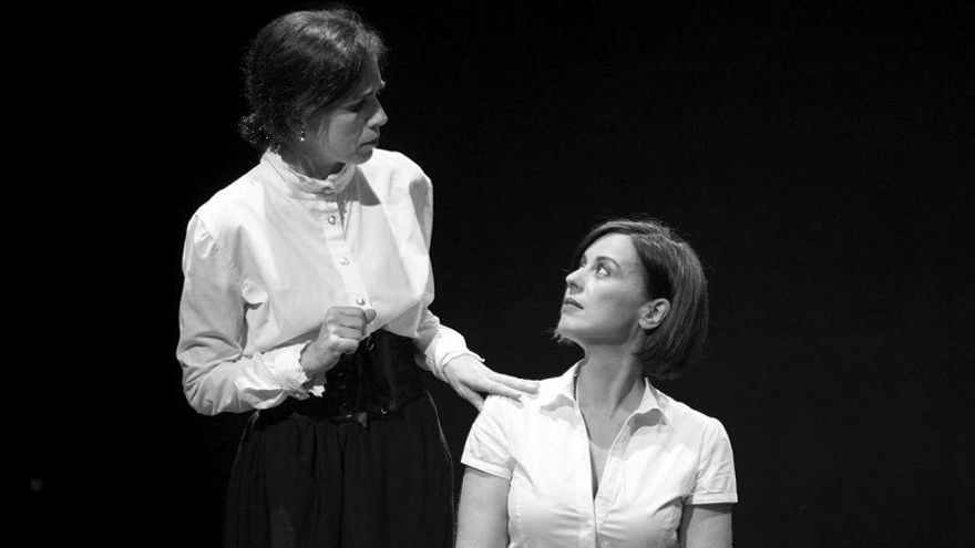 Un momento de una representación de una obra de la compañía.
