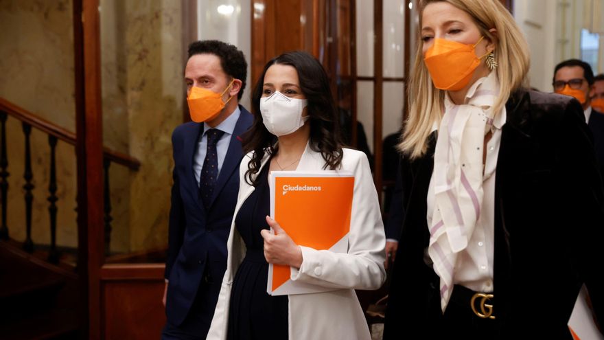 La líder de Ciudadanos, Inés Arrimadas (c) y su portavoz en el Congreso, Edmundo Bal (i) a su llegada al pleno, el jueves. EFE/ Juan Carlos Hidalgo