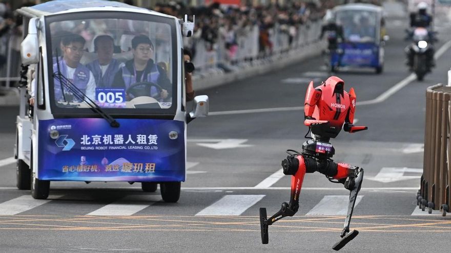 El robot humanoide Shandian, producido por el fabricante de teléfonos Honor.
