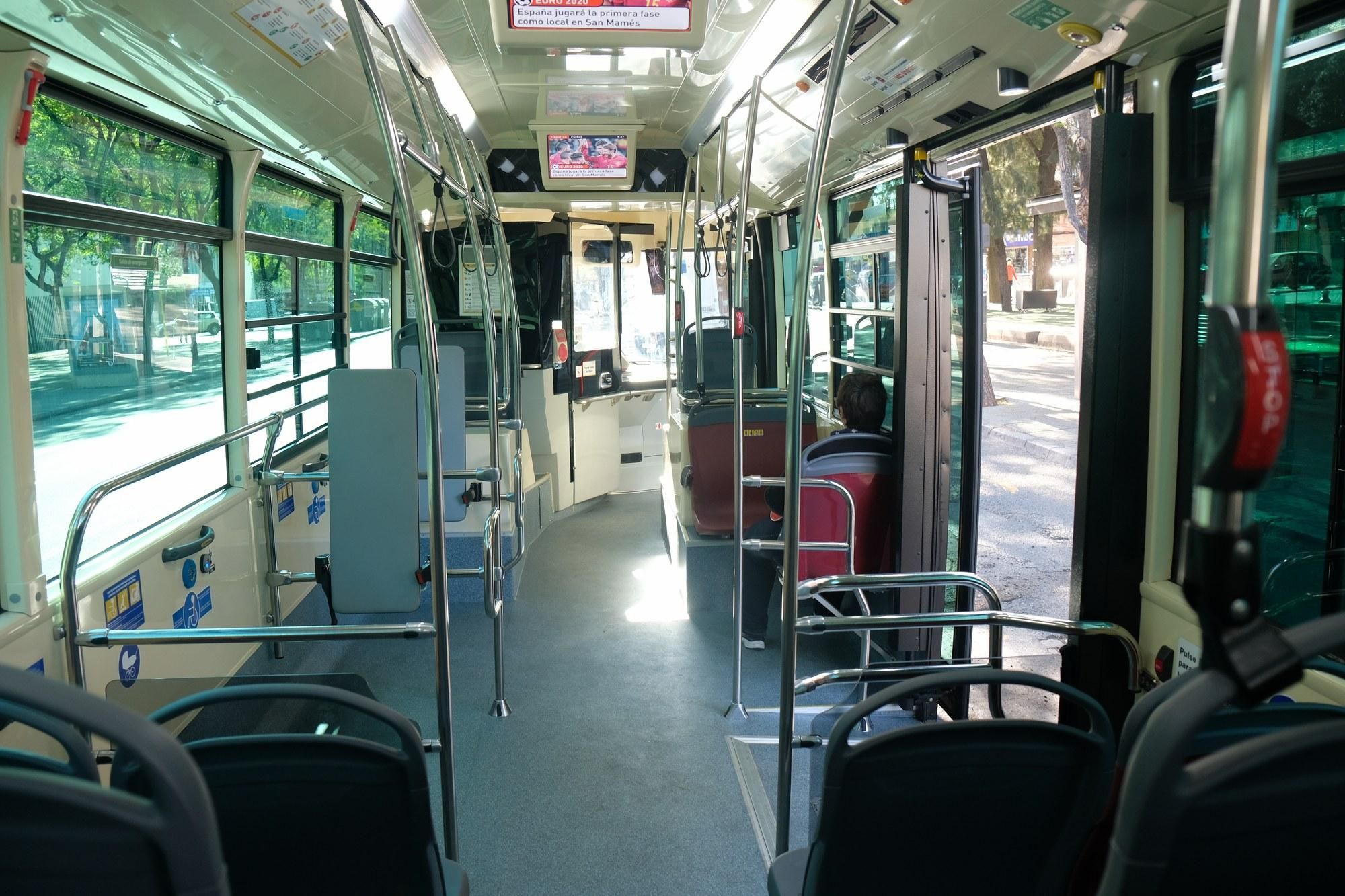 El transporte público de Sevilla en el primer lunes de alarma /Foto: Luis Serrano