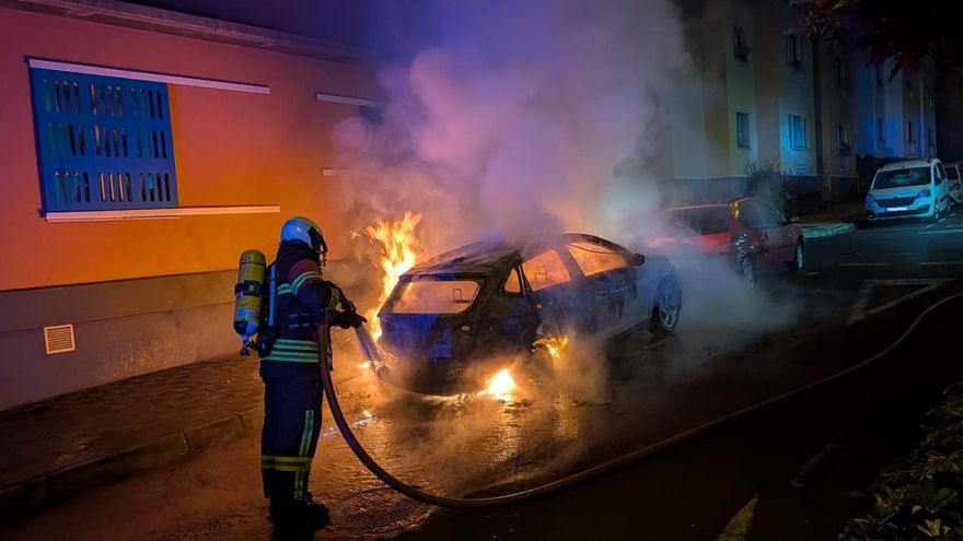 Un bombero en la extinción del incendio del  vehículo registrado en la madrugada del miércoles.