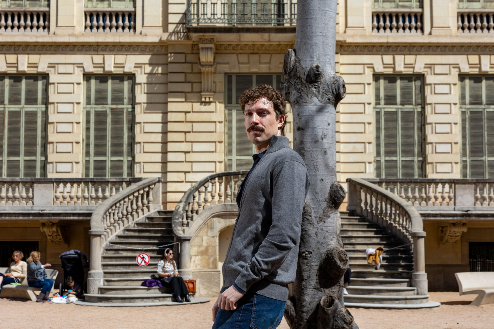 Roger Bastida, frente al Palau Robert