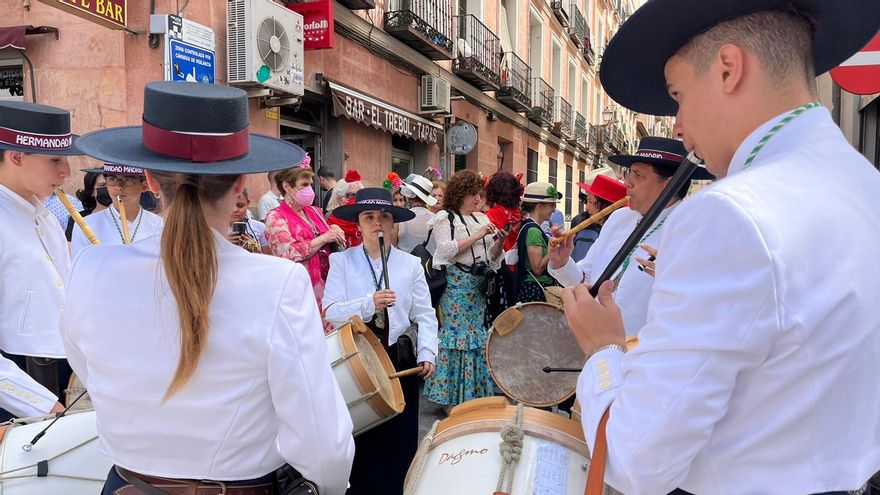 La música rociera impregnó la calle de Embajadores el pasado sábado